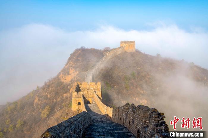 金山嶺長(zhǎng)城出現(xiàn)云海 周萬(wàn)來(lái) 攝 金山嶺長(zhǎng)城出現(xiàn)云海 周萬(wàn)來(lái) 攝