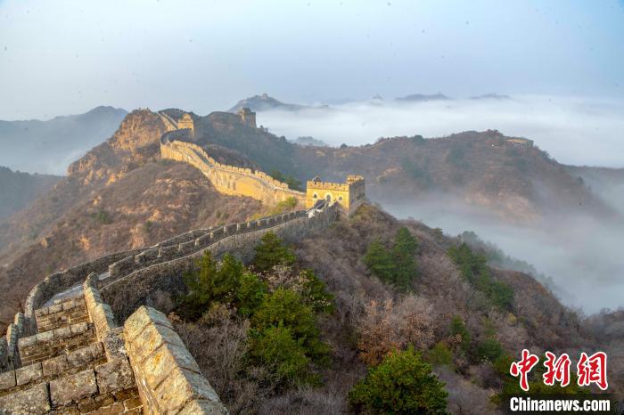 金山嶺長(zhǎng)城出現(xiàn)云海 周萬(wàn)來(lái) 攝 金山嶺長(zhǎng)城出現(xiàn)云海 周萬(wàn)來(lái) 攝