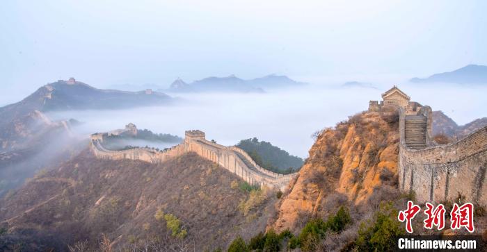 金山嶺長(zhǎng)城上浩蕩的云海 周萬(wàn)來(lái) 攝 金山嶺長(zhǎng)城上浩蕩的云海 周萬(wàn)來(lái) 攝