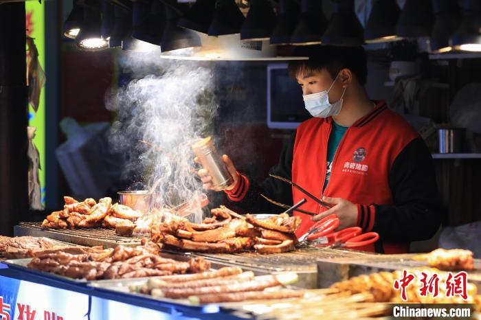 11月5日，撈沙巷內(nèi)的攤主在制作美食。　瞿宏倫 攝