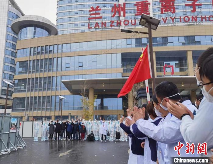 圖為蘭州9名新冠肺炎康復(fù)患者走出病區(qū)，在場(chǎng)醫(yī)護(hù)人員掌聲不斷?！堟?攝