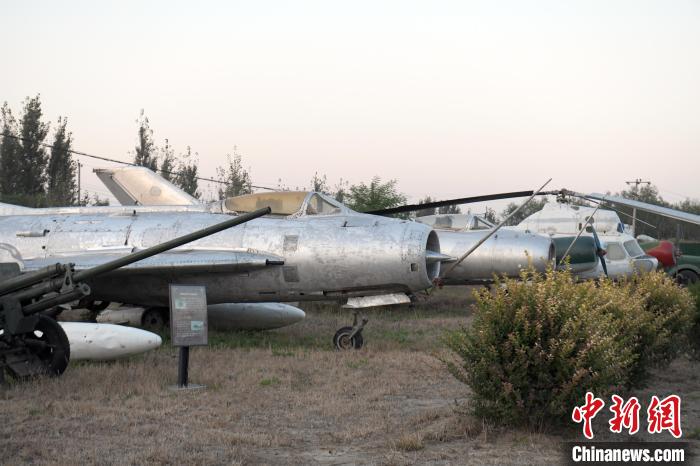 圖為張長(zhǎng)生收藏的飛機(jī)?！V和 攝