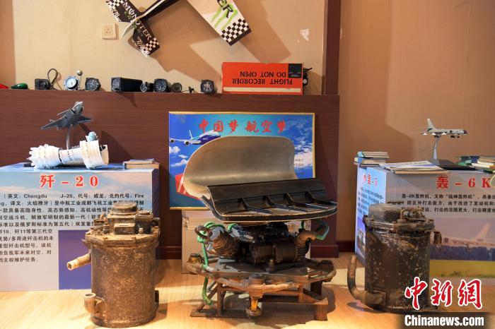 圖為張長(zhǎng)生收藏的飛機(jī)部件?！V和 攝