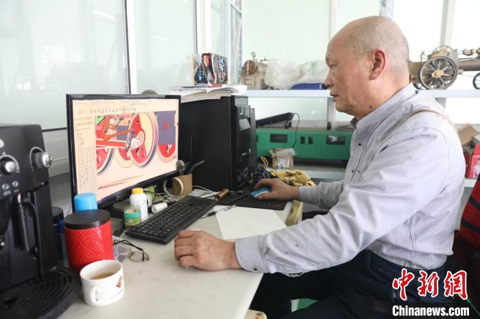 老陸60多頭才開始學(xué)習(xí)在電腦上進(jìn)行機(jī)械制圖，如今已經(jīng)“玩”得很溜?！∩旰?攝
