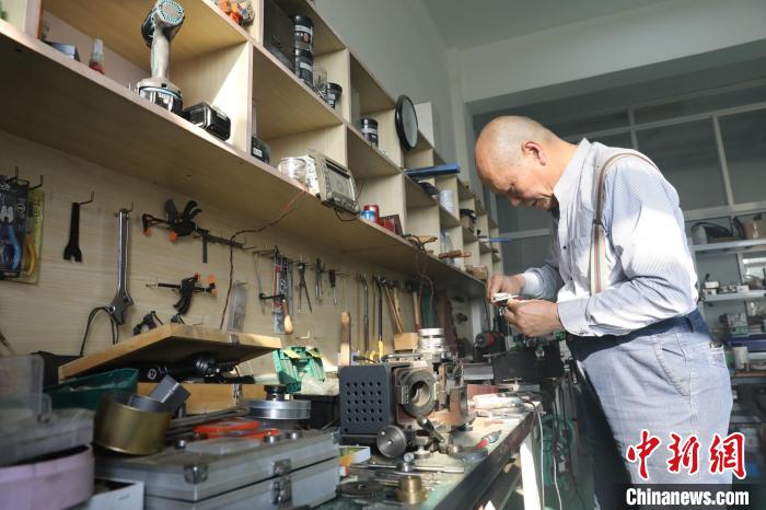 2000多個(gè)零件，除了鉚釘之外，均是老陸手工打造?！∩旰?攝