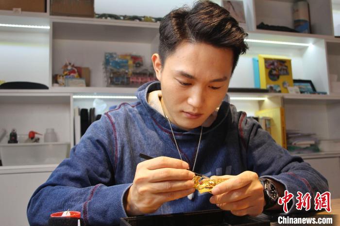 呂紀(jì)凱正在制作古風(fēng)首飾?！≮w曉 攝