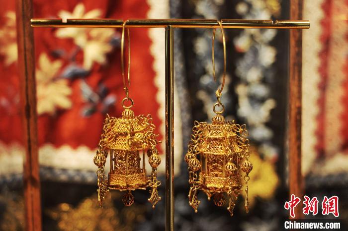 呂紀(jì)凱復(fù)刻的宮燈型耳飾?！≮w曉 攝