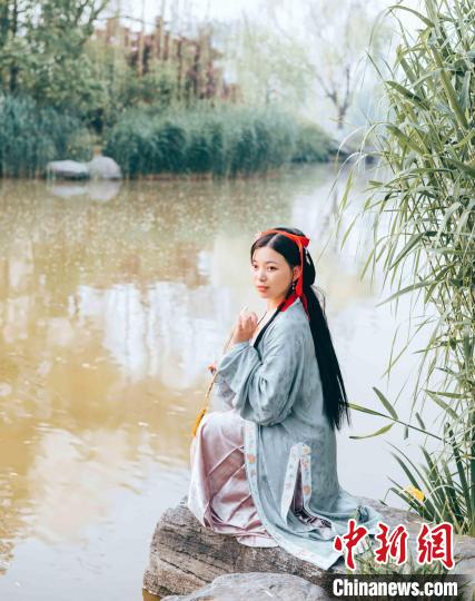 舒秋紅穿著漢服在湖邊留影?！≮w曉 攝
