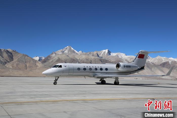 圖為試飛飛機(jī)順利落地?！“⒗锢ド瘷C(jī)場供圖