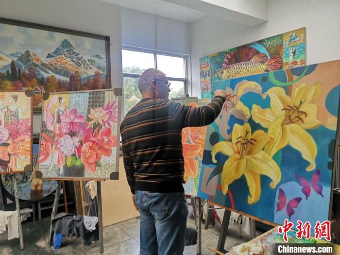 弗拉基米爾·加寧在畫室作畫?！⒙?攝