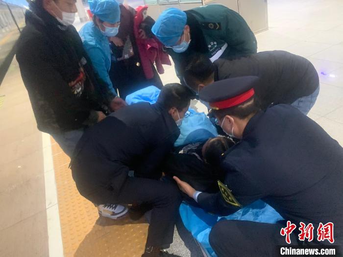 圖為車站工作人員與120急救人員將孕婦抬上擔(dān)架?！∏嗖丶瘓F(tuán)公司供圖