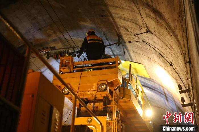 圖為隧道內(nèi)的“堵漏”作業(yè)?！≮w悅廷 攝