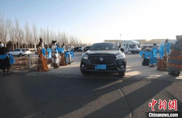 圖為滯留自駕游客解除健康監(jiān)測，踏上返程之路。　阿拉善高新技術產(chǎn)業(yè)開發(fā)區(qū)供圖