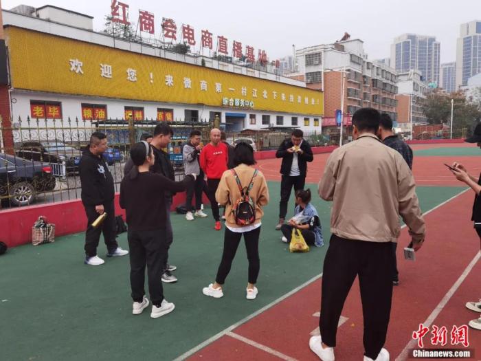 籃球場(chǎng)上，眾人正在討論帶貨短視頻的拍攝。周孫榆 攝