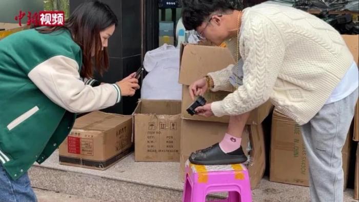 江北下朱街頭主播正在直播帶貨。中新視頻截圖