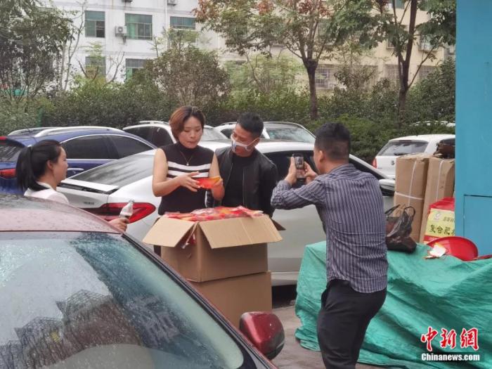 商鋪門口，一群人正在拍攝帶貨短視頻。周孫榆 攝