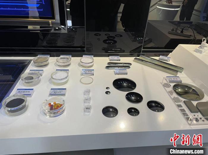 圖為鍺功能材料、鍺加工材料與鍺產品展示。　繆超 攝