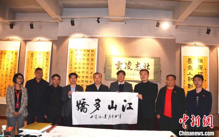 圖為百名將軍書畫展活動(dòng)現(xiàn)場?！☆佇玛?攝 攝