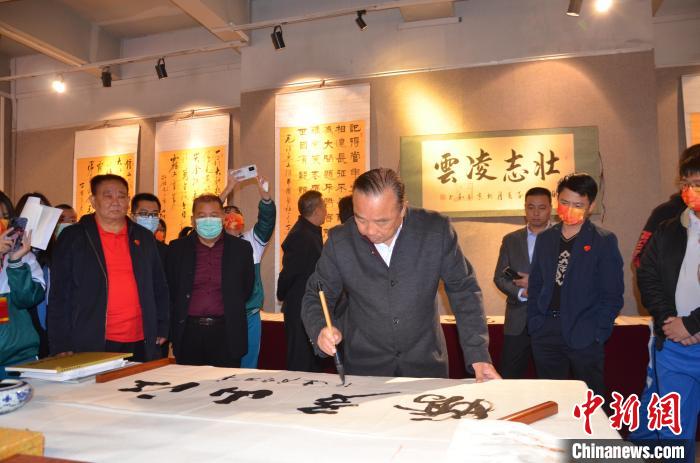 圖為“鐵軍老戰(zhàn)士”、著名書法家、解放軍報(bào)原副總編輯連俊義少將現(xiàn)場揮毫?！☆佇玛?攝 攝