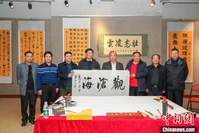 圖為百名將軍書畫展活動(dòng)現(xiàn)場?！∷涡憬?攝 攝