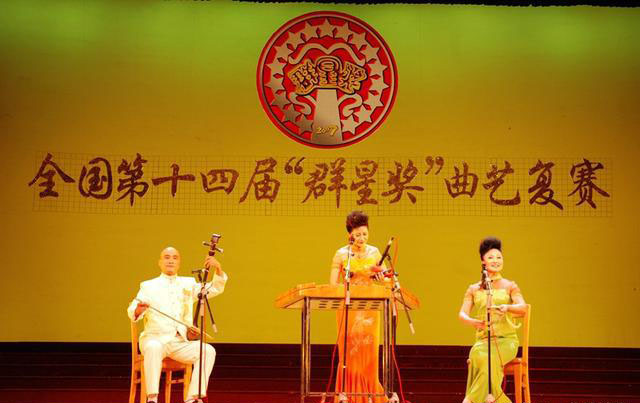 【徐州琴書《一個(gè)女人三個(gè)娘》獲國(guó)家文化部群星大獎(jiǎng)。國(guó)家一級(jí)演員張巧玲（右）、國(guó)家一級(jí)演員蔣立俠