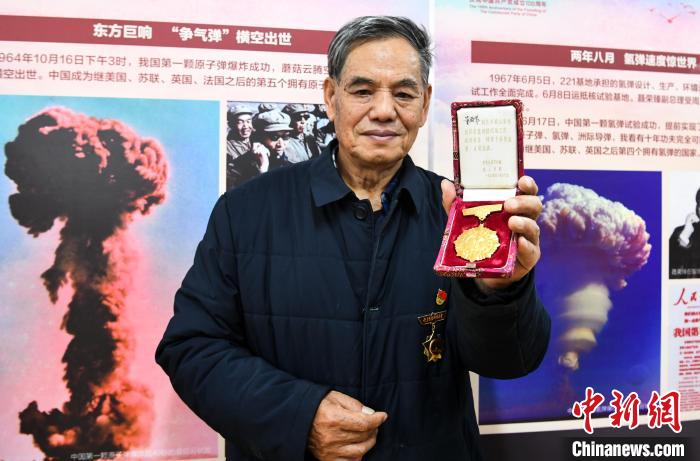 11月25日，安徽合肥，董殿舉老人向年輕人講述當(dāng)時(shí)工作中的故事。　韓蘇原 攝