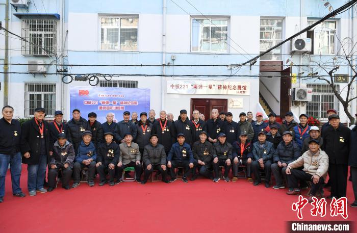 11月25日，安徽合肥，部分曾就職在核工業(yè)部原國(guó)營(yíng)221廠的退休職工在展館前合影留念?！№n蘇原 攝