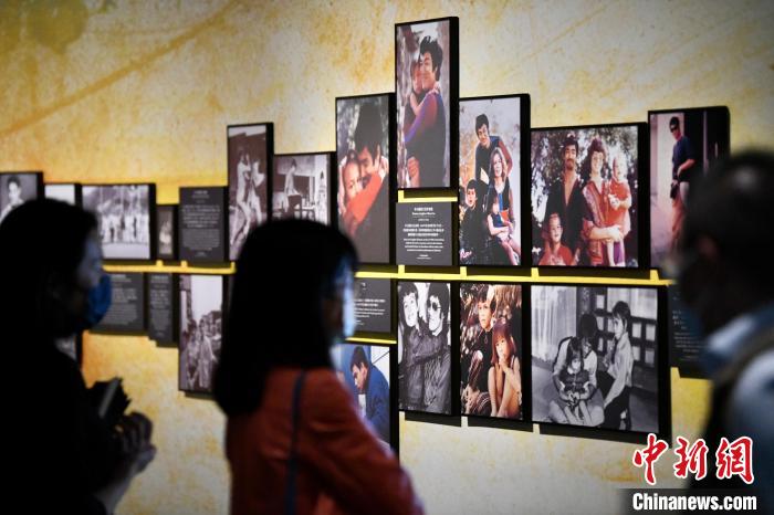 觀眾參觀展覽?！±钪救A 攝