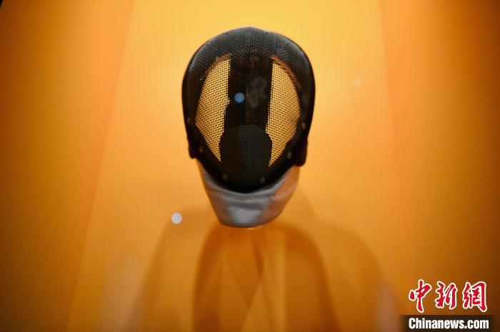 李小龍在香港求學(xué)期間曾學(xué)習(xí)劍擊使用的面罩，后來他將劍擊的實戰(zhàn)概念及技術(shù)融入自創(chuàng)的武術(shù)系統(tǒng)中。　李志華 攝