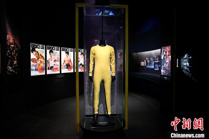 李小龍于電影《死亡游戲》中穿著的經(jīng)典黃色戰(zhàn)衣?！±钪救A 攝