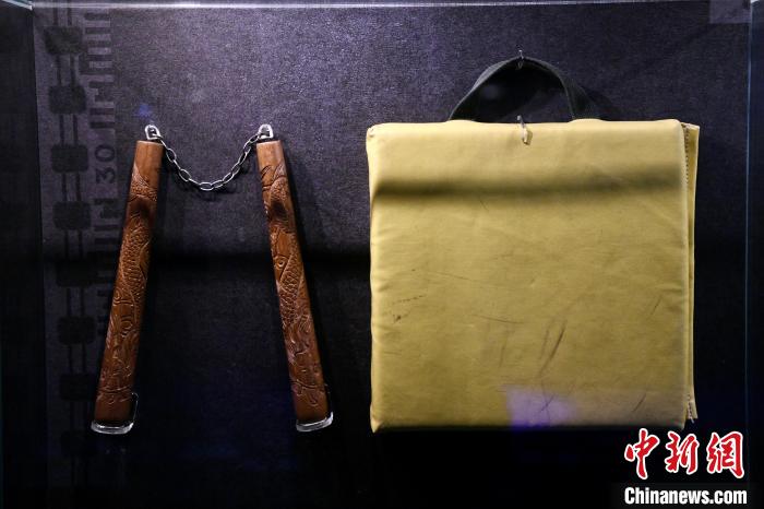 李小龍于電影中使用的雙截棍及踢墊?！±钪救A 攝