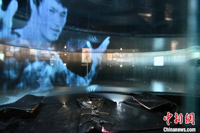 展示李小龍的嬰兒上衣?！±钪救A 攝