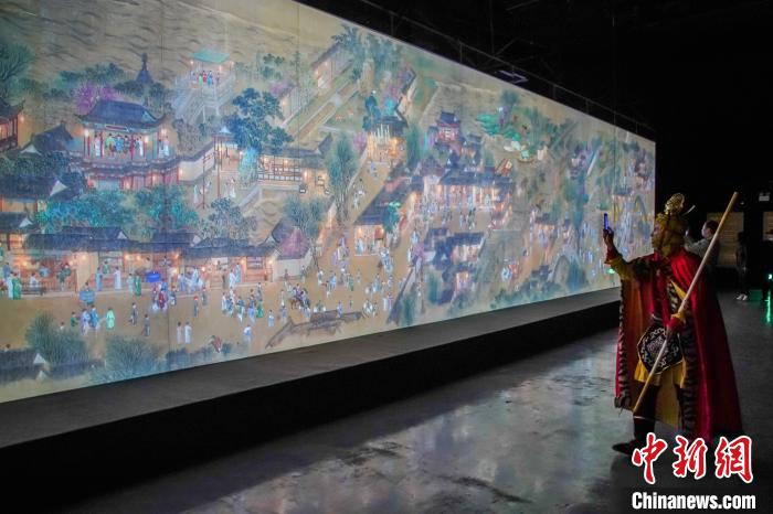 圖為參觀者在觀展。　陳冠言 攝