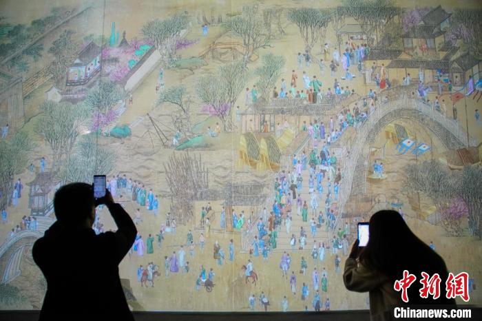 圖為參觀者在觀展?！￡惞谘?攝