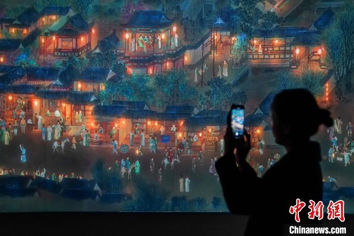 圖為參觀者在觀展。　陳冠言 攝