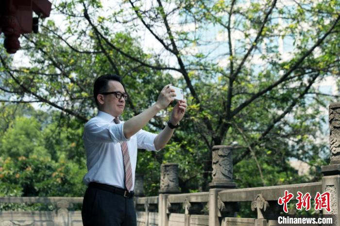 蔡明威用鏡頭記錄成都的美景。　王磊 攝