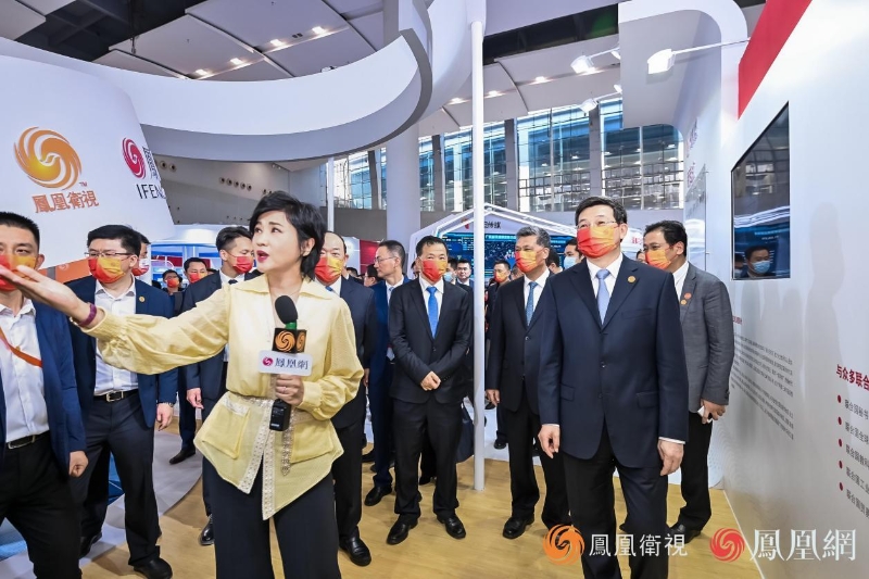 鳳凰主持人吳小莉向賀一誠(chéng)、慎海雄、莊榮文、傅華、馬興瑞等領(lǐng)導(dǎo)介紹鳳凰展臺(tái)