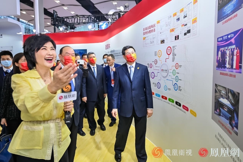 鳳凰主持人吳小莉向賀一誠(chéng)、慎海雄、莊榮文、傅華、馬興瑞等領(lǐng)導(dǎo)介紹鳳凰展臺(tái)