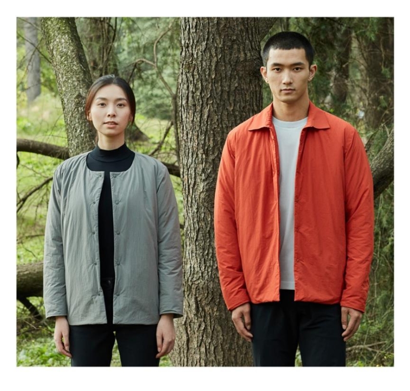 輕量不易沾水系列的復(fù)合夾克，表面選用不易沾水的材質(zhì)，里襯采用吸濕發(fā)熱的不織布面料，能夠?qū)⑸眢w產(chǎn)生的水蒸氣吸收并轉(zhuǎn)換成熱量，給身體溫暖而舒適的守護(hù)，因為材質(zhì)輕盈，除了作為外套穿著，還可用作內(nèi)搭。