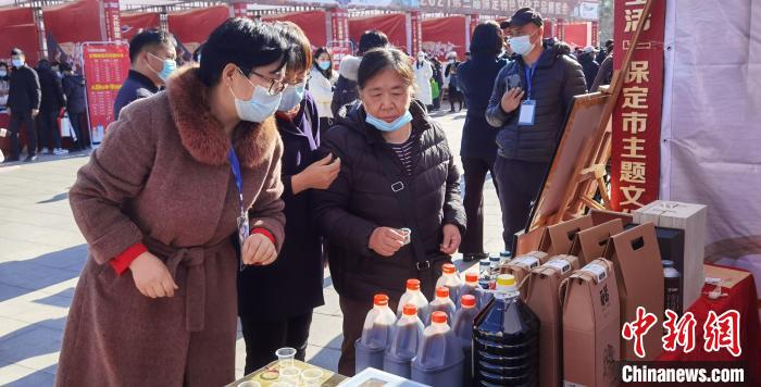 市民了解蠡縣“麻山藥醋”產(chǎn)品?！⌒烨擅?攝
