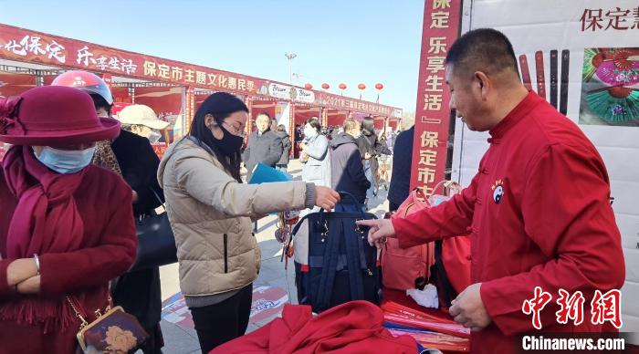 市民在選購(gòu)白溝箱包?！⌒烨擅?攝