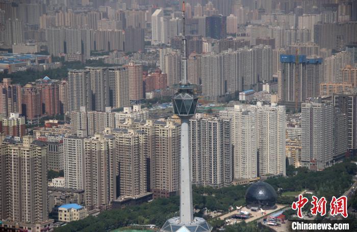 資料圖：西安電視塔附近的眾多樓盤。　張一辰 攝