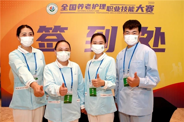 據(jù)悉,本次大賽是我國(guó)養(yǎng)老服務(wù)領(lǐng)域首次舉辦的競(jìng)賽規(guī)格最高、參與人數(shù)最多、技能水平最高、影響力最廣的職業(yè)技能大賽。有來(lái)自全國(guó)各省(自治區(qū)、直轄市)和新疆生產(chǎn)建設(shè)兵團(tuán)的32支代表隊(duì)128名選手參加比賽。比賽主要包括理論知識(shí)和操作技能考核兩部分。理論知識(shí)主要考核養(yǎng)老護(hù)理員對(duì)《養(yǎng)老護(hù)理員國(guó)家職業(yè)技能標(biāo)準(zhǔn)(2019年版)》知識(shí)要求的理解掌握;操作技能主要考核養(yǎng)老護(hù)理員針對(duì)老年人身體、精神狀況提供生活照護(hù)、基礎(chǔ)照護(hù)、康復(fù)服務(wù)、心理支持等服務(wù)的實(shí)操能力。