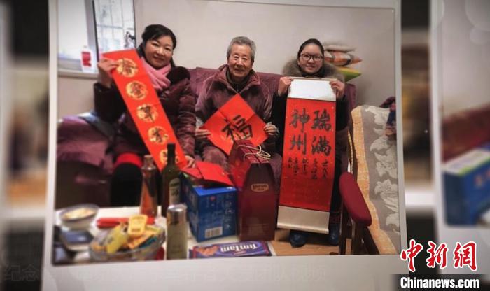 幸存者老人們把紀念館的工作人員和志愿者們當成了親人，大家也把老人們當成了自己的親爺爺親奶奶?！∧暇┣秩A日軍受害者援助協(xié)會供圖