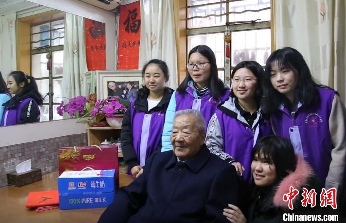 紀念館志愿者們和幸存者老人在一起。　南京侵華日軍受害者援助協(xié)會供圖