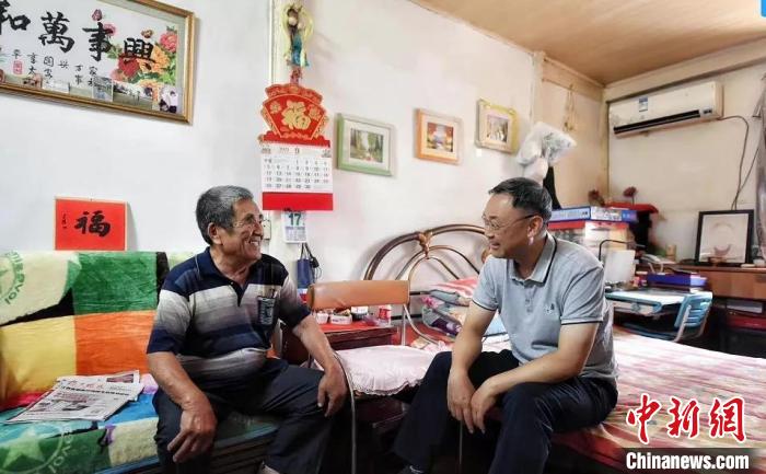 每逢節(jié)假日，援助協(xié)會總是挨家挨戶上門慰問幸存者老人們。　南京侵華日軍受害者援助協(xié)會供圖