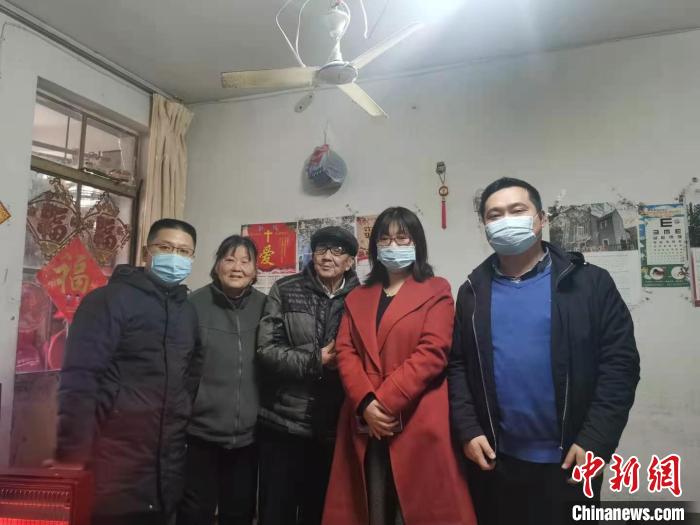 李雪晴(右二)和同事們到幸存者老人家中慰問?！∧暇┣秩A日軍受害者援助協(xié)會供圖