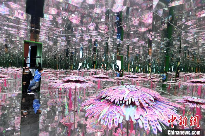 2021成都雙年展吸引民眾觀展