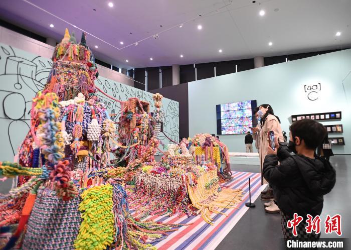 觀眾參觀展覽?！“苍?攝