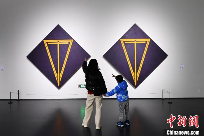 觀眾參觀展覽?！“苍?攝